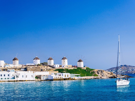 Voilier au mouillage &agrave; Mykonos.