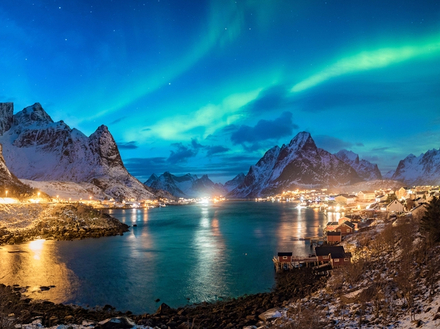 Quoi de plus romantique qu'observer les aurores boréales danser au milieu des fjords et des étoiles ? Quoi de plus romantique qu'observer les aurores boréales danser au milieu des fjords et des étoiles ?