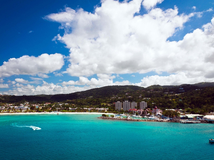 Vue sur la baie de Kingston, capitale de l'île.