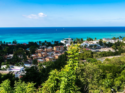 Montego Bay est réputée pour sa vie nocturne et son port, très animé. Montego Bay est réputée pour sa vie nocturne et son port, très animé.