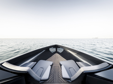 Trois nouvelles versions du Foiler seront présentées au Dubai Boat Show : l'élégant Royale, le fun et familial Azure et l'aventureux GT. Trois nouvelles versions du Foiler seront présentées au Dubai Boat Show : l'élégant Royale, le fun et familial Azure et l'aventureux GT.