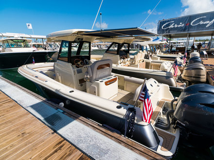 Cockpit profond et imposant T-top pour les s&eacute;ances de p&ecirc;che ou les sorties par mer form&eacute;e. 