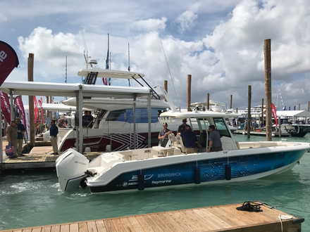 Succès pour les essais du système Docksense de Raymarine, ici en version hors-bord. Vous accostez les yeux fermés ! Succès pour les essais du système Docksense de Raymarine, ici en version hors-bord. Vous accostez les yeux fermés !