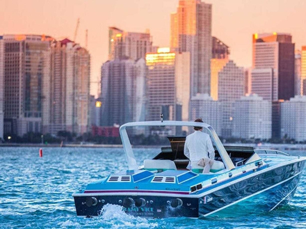 Ce premier Wellcraft Scarab KV 38 est un mod&egrave;le sp&eacute;cial pour la s&eacute;rie imagin&eacute; par l'acteur Don Johnson.  