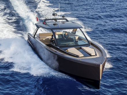 Le chantier turc Alia Yachts, connu pour ses superyachts, a produit à ce jour trois dayboat à la demande personnalisée de clients.  Le chantier turc Alia Yachts, connu pour ses superyachts, a produit à ce jour trois dayboat à la demande personnalisée de clients.