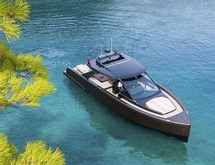 Le bateau est propulsé par deux moteurs Volvo IPS 650 lui permettant d'atteindre 35 noeuds en pointe. Nautisme Article