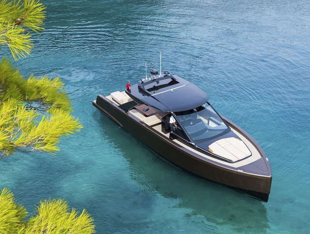 Le bateau est propulsé par deux moteurs Volvo IPS 650 lui permettant d'atteindre 35 noeuds en pointe. Nautisme Article