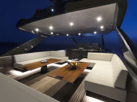 Ce dayboat de 16 mètres est équipé d'un large hard-top en fibre de verre qui vient protéger le cockpit et le salon extérieur. Ce dayboat de 16 mètres est équipé d'un large hard-top en fibre de verre qui vient protéger le cockpit et le salon extérieur.