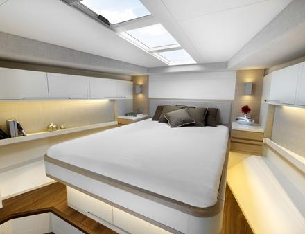 Sous le pont, on retrouve une spacieuse double cabine avec salle de bain privative. Nautisme Article