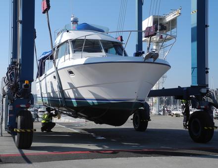 Pour un examen complet le bateau doit être sorti de l'eau. Nautisme Article