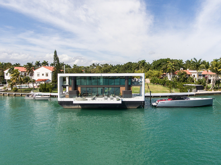 Les yachts habitables ARKUP sont équipés d'une propulsion électrique, pour assurer sa mobilité, et un système de vérins hydrauliques automatisés pour la résistance aux vagues et aux vents. 