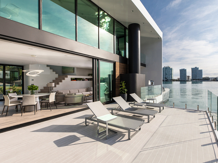 Ils sont conçus par l'architecte hollandais Koen Olthuis et combinent tradition maritime néerlandaise et art de vivre à la française, avec des matériaux de haute qualité et des technologies domotiques de pointe. Ils sont conçus par l'architecte hollandais Koen Olthuis et combinent tradition maritime néerlandaise et art de vivre à la française, avec des matériaux de haute qualité et des technologies domotiques de pointe.