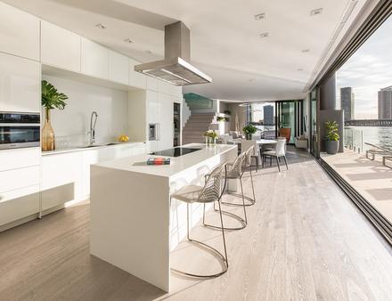 On retrouve sur le pont principal un salon de 72 m2, une cuisine équipée, une salle de bain, une terrasse avec cuisine extérieure de 77 m2. Nautisme Article