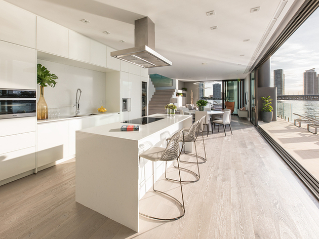 On retrouve sur le pont principal un salon de 72 m2, une cuisine équipée, une salle de bain, une terrasse avec cuisine extérieure de 77 m2. Nautisme Article