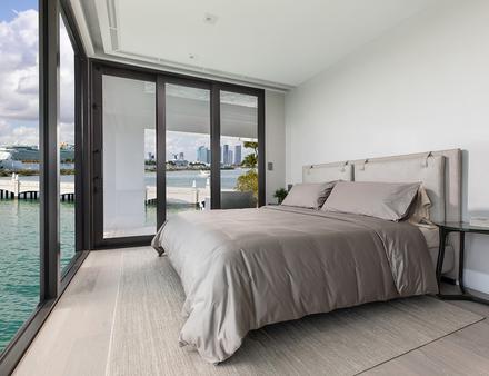 Les quatre chambres se trouvent sur le pont supérieur, dont la principale avec jacuzzi. Nautisme Article