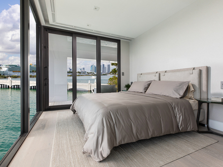 Les quatre chambres se trouvent sur le pont supérieur, dont la principale avec jacuzzi. Les quatre chambres se trouvent sur le pont supérieur, dont la principale avec jacuzzi.