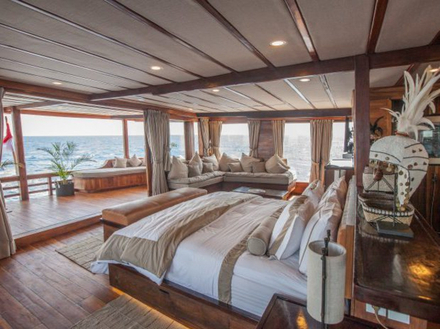 Prana peut accueillir 18 personnes à bord, hébergées dans 9 suites, avec une vue incroyable sur l'océan. Prana peut accueillir 18 personnes à bord, hébergées dans 9 suites, avec une vue incroyable sur l'océan.