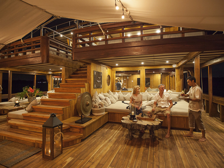 Prana possède 3 ponts dont le principal regroupe l'espace dîner, de nombreux bains de soleil, un espace pour la pratique du yoga...