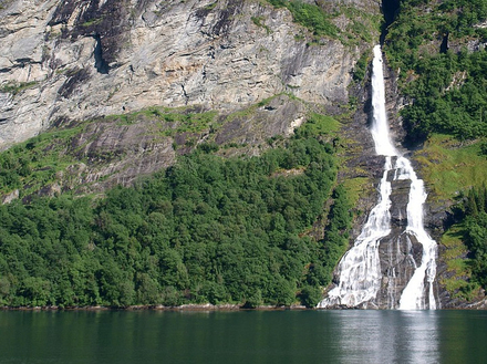Entouré de montagnes aux sommets enneigés, où les cascades traversent une nature luxuriante, le Geirangerfjord, souvent cité comme l'un des endroits les plus spectaculaires au monde.