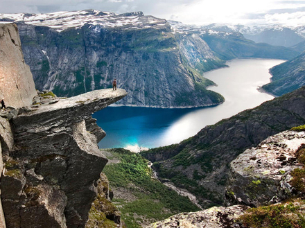 Le Hardangerfjord, célèbre pour ses cerisiers et pommiers, est l'un des sites les plus touristiques du pays.