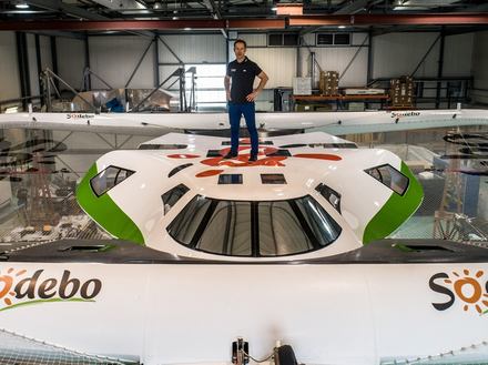 Après 18 mois de chantier, le Sodebo Ultim 3 est enfin sorti du chantier Multiplast ce week-end accompagné de Thomas Coville.