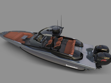 Le plan de pont prévoit de nombreuses assises et un auvent en option. Le poste de pilotage est équipé d'un système de navigation Simrad, au centre du bateau. Nautisme Article