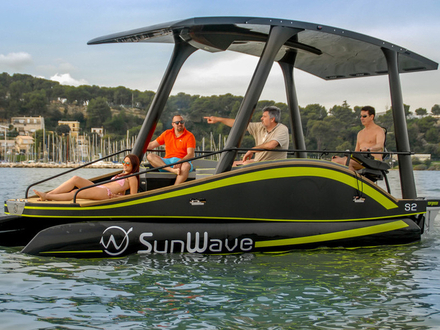 Le S2 de SunWave est capable de naviguer &agrave; 15 noeuds. Gr&acirc;ce &agrave; son &eacute;nergie propre et silencieuse, il permet d'acc&eacute;der &agrave; des sites prot&eacute;g&eacute;s et isol&eacute;s.