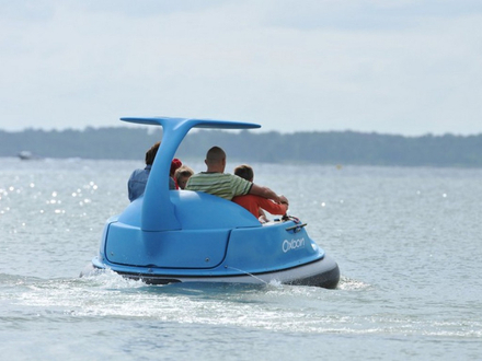 Oxoon se pilote sans permis, sur tous les plans d'eau, pour des balades en famille. Oxoon se pilote sans permis, sur tous les plans d'eau, pour des balades en famille.