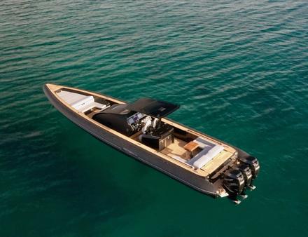 Navire amiral du chantier grec, l'Omega 45 existe également en motorisation inboard. Proposé à plus de 576 000 euros en version standard, il s'adresse à une clientèle exigeante et fortunée. Nautisme Article