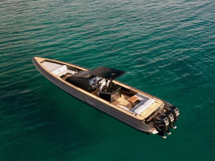 Navire amiral du chantier grec, l'Omega 45 existe également en motorisation inboard. Proposé à plus de 576 000 euros en version standard, il s'adresse à une clientèle exigeante et fortunée. Nautisme Article