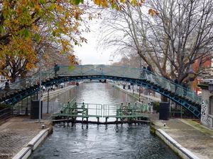 A Paris, dans le sillage du toueur du canal Saint-Martin