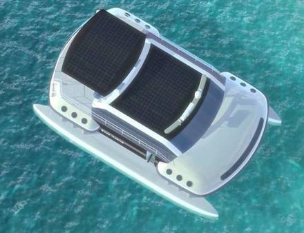 Toute la structure étant située au-dessus de l'eau, le navigation se fait en silence. Quad 44 est propulsé par une unité électrique et par 25 m2 de panneaux solaires. Nautisme Article