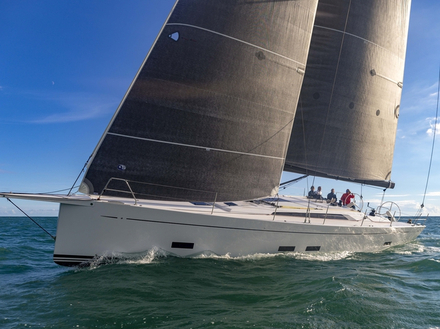 Le Grand Soleil 48 est disponible en version performance qui allie la vélocité et le confort d'un cruiser-racer très luxueux, ou en version Race avec une coque en carbone, à la demande.