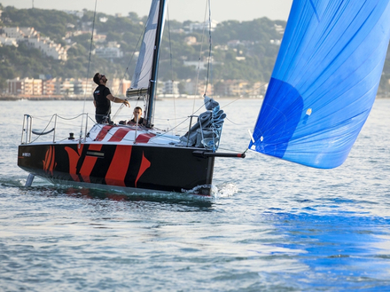 7e génération de la marque mythique de Bénéteau, le First 27 s'adresse aux nouveaux jeunes voileux avec des unités abordables financièrement et simple à maitre en oeuvre sur les plans d'eau.