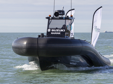 Le LH1000 a été fabriqué par le constructeur normand LH Boats sur la base de contreplaqué marine/epoxy et des flotteurs ORCA. 