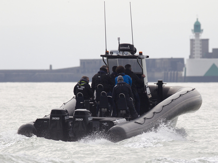 Sur le tableau arrière du Black Pearl, deux moteurs Suzuki de 300 chevaux chacun. Sa vitesse de pointe dépasse les 47 noeuds ! Nautisme Article