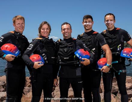 L'équipe France SailGP : 6 navigants : Billy Besson (skipper), Marie Riou, Matthieu Vandame, Devan le Bihan, Olivier Herledant, Timothé Lapauw. Nautisme Article