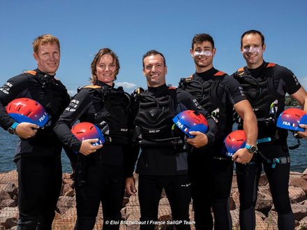 L'équipe France SailGP : 6 navigants : Billy Besson (skipper), Marie Riou, Matthieu Vandame, Devan le Bihan, Olivier Herledant, Timothé Lapauw. Nautisme Article