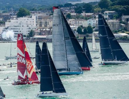 La flotte internationale est très diversifiée, avec des bateaux allant de 9 à 32 mètres et une procédure de départ séquencée sur une période de 1 heure et 40 minutes au large de Cowes. Nautisme Article
