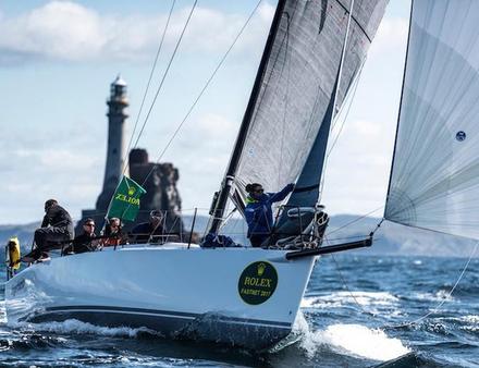 Le symbole de la course est le Phare du Fastnet, situé au large de la côte sud de l'Irlande. Également connu sous le nom de Larme d'Irlande, le Rocher marque un tournant évocateur dans cette difficile épreuve. Nautisme Article