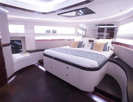 Le Z72 est équipé de trois cabines avec chacune une salle de bain privée. Une cabine à l'arrière du navire est prévue pour l'équipage. Nautisme Article