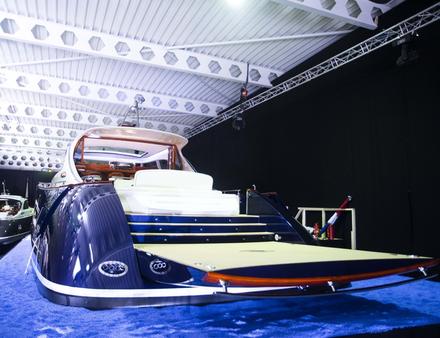 A l'arrière, une grande plateforme de bain de 10 m2 se déploie pour un accès direct à la mer. Nautisme Article