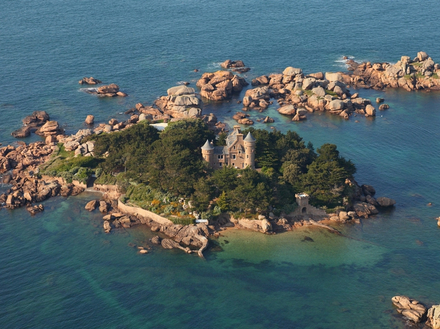 Pour aller mouiller au phare de Ploumanac'h vous passerez au pied du château de Costaérès, dressé au milieu d'un petit îlot verdoyant.