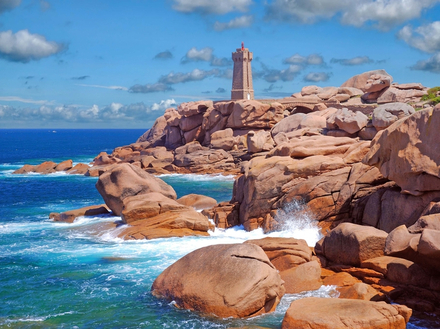 Le phare de Ploumanac'h se dresse fièrement face à la mer, au milieu des roches de granit rose. Si vous le pouvez, allez y au coucher du soleil... le spectacle est grandiose. Le phare de Ploumanac'h se dresse fièrement face à la mer, au milieu des roches de granit rose. Si vous le pouvez, allez y au coucher du soleil... le spectacle est grandiose.