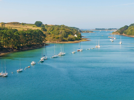 L'Aber Wrac'h sépare les côtes de la Manche de celles de la mer d'Iroise. Il est ponctué de nombreuses petites plages de sable fin et de grèves où se posent les bateaux à marée basse.