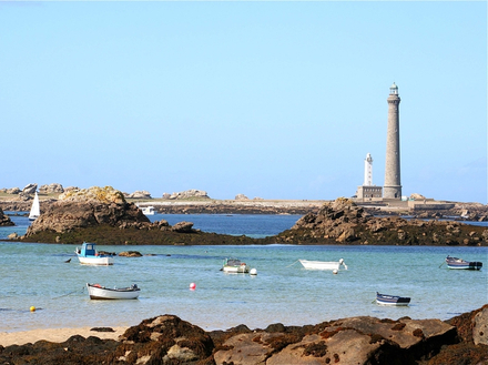 Dans l'embouchure, délimitée au Sud par la superbe baie des Anges et au Nord par l'intimidante île Vierge dont le phare, tour grise de 83 mètres, annonce les nombreux dangers. Dans l'embouchure, délimitée au Sud par la superbe baie des Anges et au Nord par l'intimidante île Vierge dont le phare, tour grise de 83 mètres, annonce les nombreux dangers.