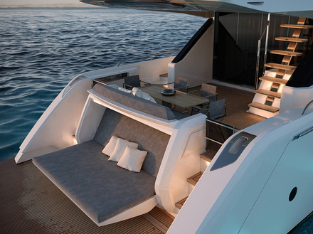 La plateforme de baignade arrière, véritable terrasse extérieure, est équipée de chaises longues transformables et de nombreux rangements, et peut accueillir un tender de 3,95 mètres de long. Nautisme Article