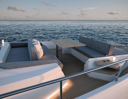 Le flybridge de 30m2 en fibre de carbone, avec poste de barre et espace détente, donne sur une autre terrasse à l'avant du yacht, équipée de bains de soleil, table et canapé. Nautisme Article