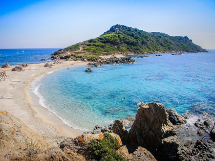 Cap Taillat : par vent d'Ouest mieux vaut s'abriter au mouillage de L'Escalet ou de Bon-Porté, et par vent d'Est, au mouillage de Briande Est.