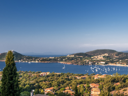 La rade d'Agay est bien abritée de tous les vents sauf du Sud. C'est un choix de premier ordre pour profiter de la baignade. La rade d'Agay est bien abritée de tous les vents sauf du Sud. C'est un choix de premier ordre pour profiter de la baignade.